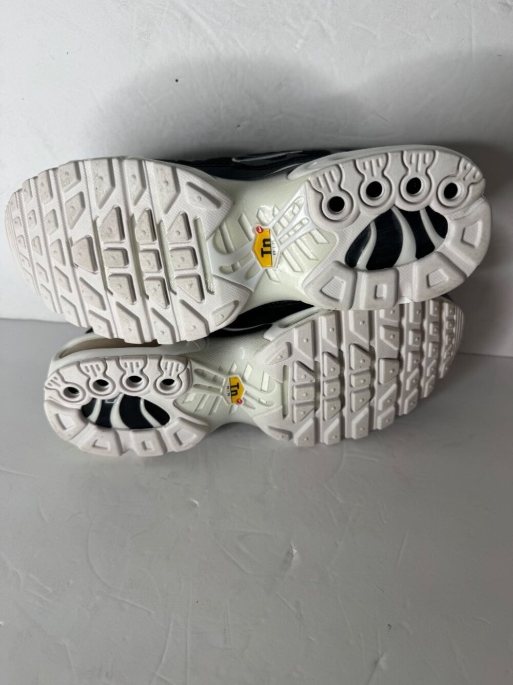 Nike Air Max Plus Sneakers Shoes Women's US 6.5 EU 37.5 NIB Black White - Picture 7 of 8